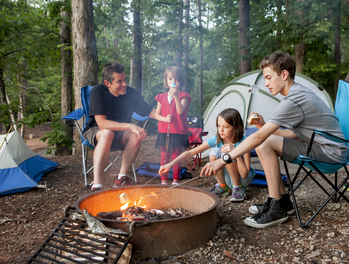 Father camping with kids pvgahwx