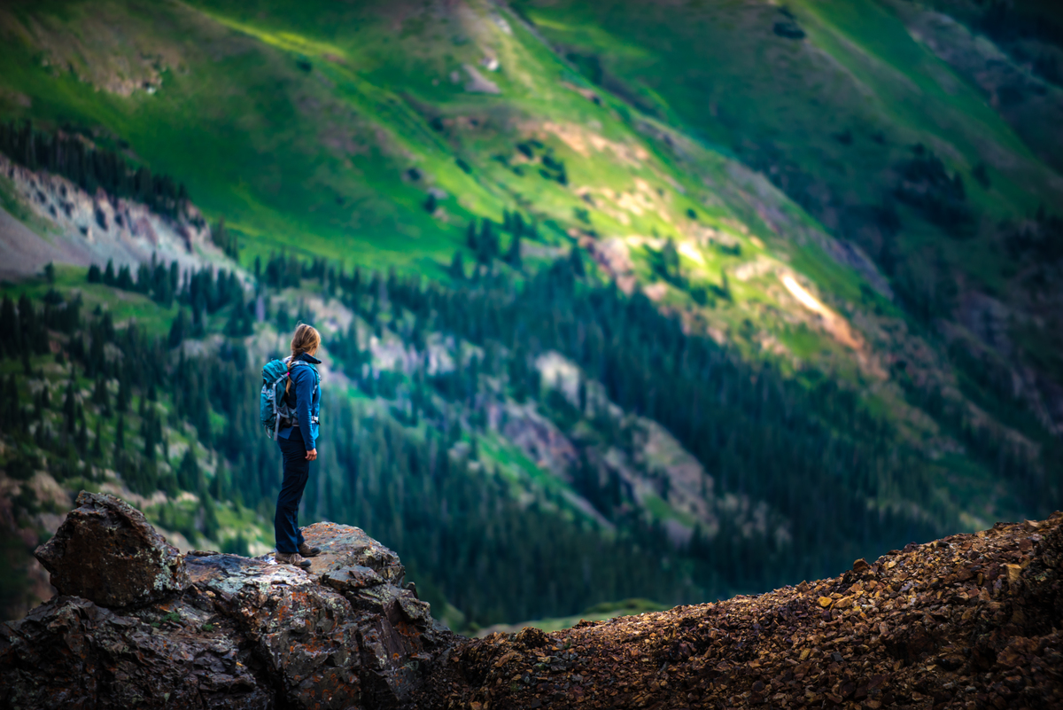 Tourist admires view from california pass towards 3kf7vwd
